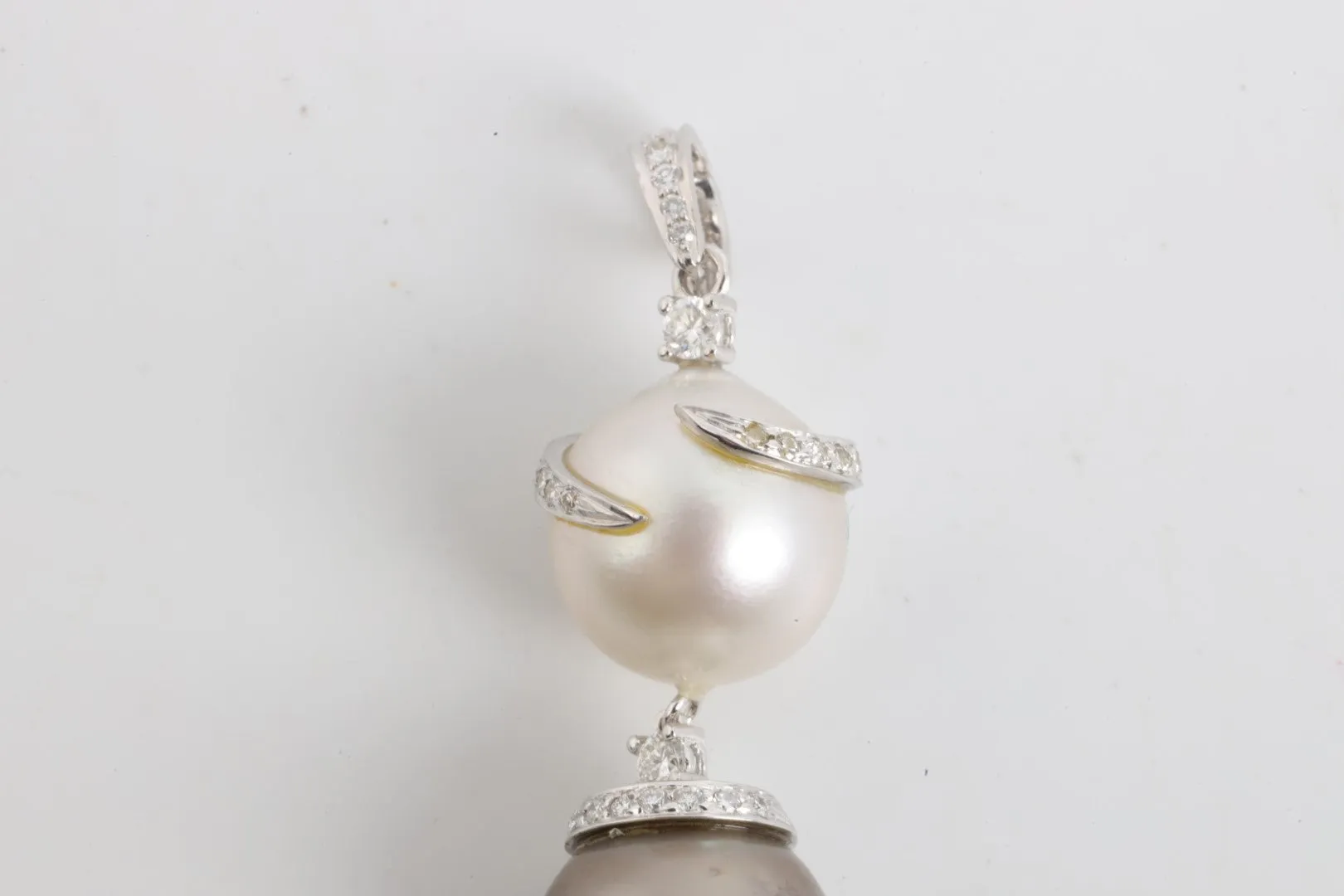 18k White Gold 0.56tcw Diamond & Two-Tone Pearl Pendant (14.03g.)